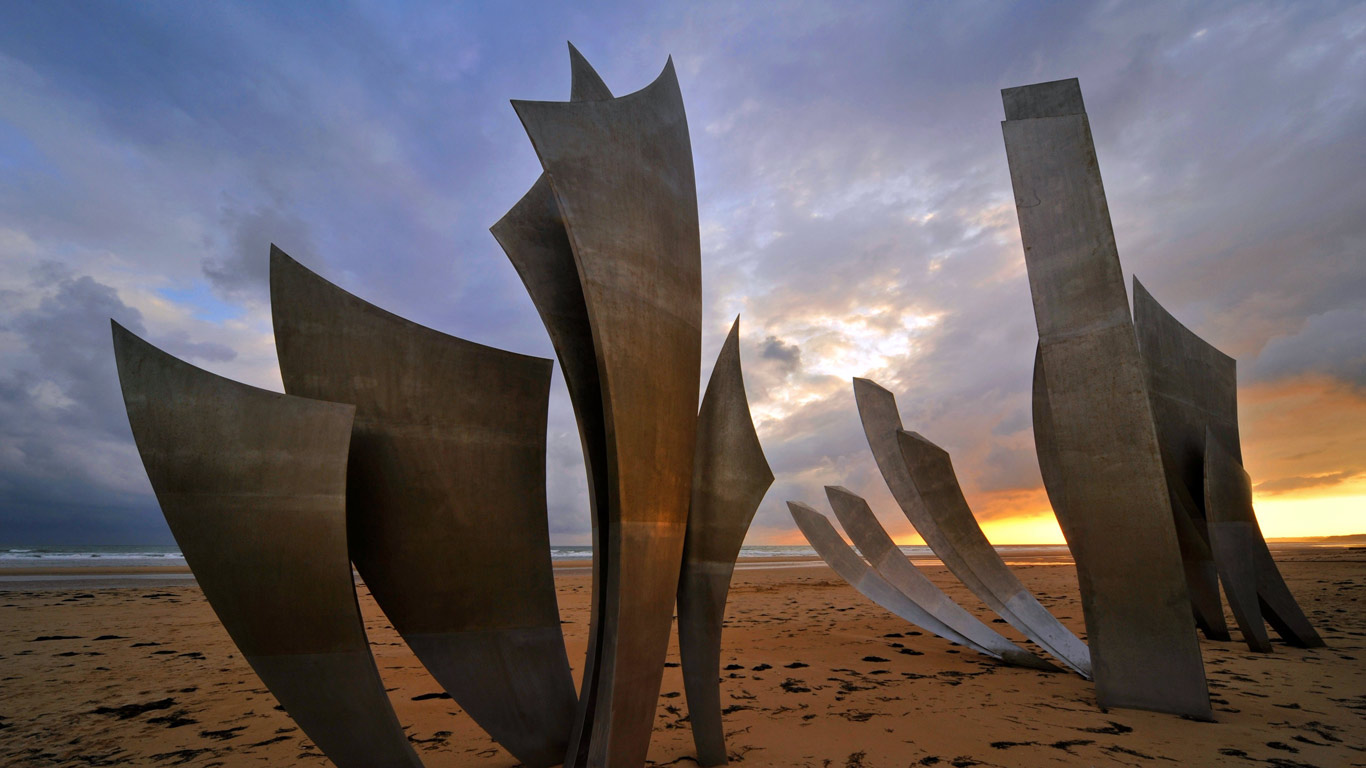 Omaha Beach monument Les Braves, on the beach at Saint-Laurent-sur-Mer, Normandy, France (© NaturePL/SuperStock)(Bing Canada)