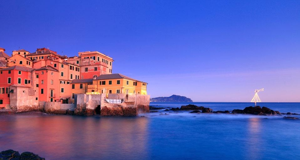 意大利热那亚，村庄内的圣诞树 (© Davide Carlo Cenadelli/4Corners) &copy; (Bing China)
