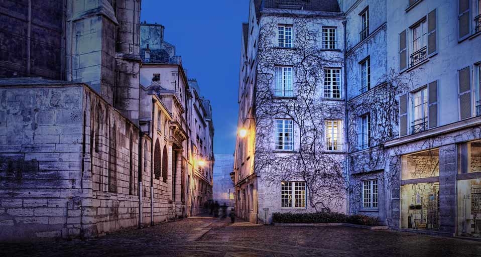 夜色中的法国巴黎街巷 -- Peet Simard/Corbis &copy; (Bing China)
