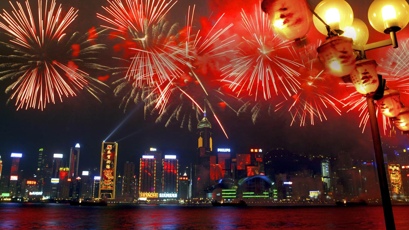 Fireworks in Victoria Harbour during the Chinese new year, Hong Kong, China (© Fumio Okada/age fotostock)(Bing Canada)