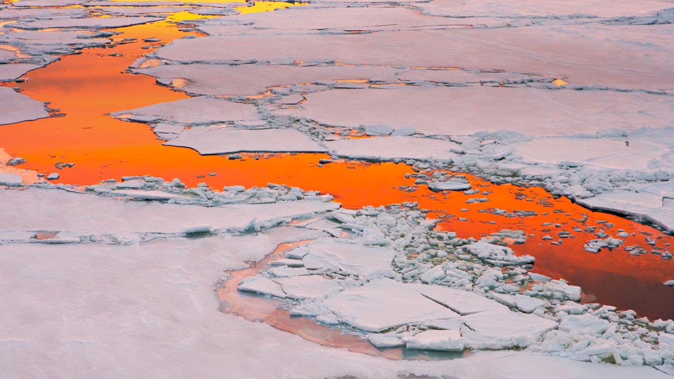 南极洲日落时分的南极海峡 (© Enrique R Aguirre Aves/Getty Images)(Bing China)