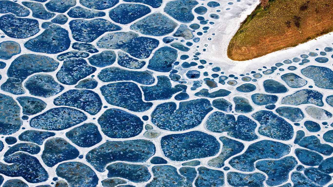 加拿大不列颠哥伦比亚省，卡里布地区未知湖的鸟瞰图 (© Mike Grandmaison/Corbis)(Bing China)