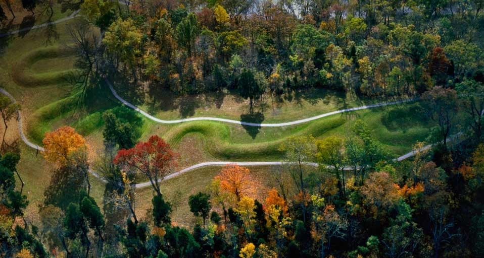The Great Serpent Mound, a pre-historic effigy mound, along Ohio Brush Creek in Ohio -- Tom Till/Superstock &copy; (Bing Canada)