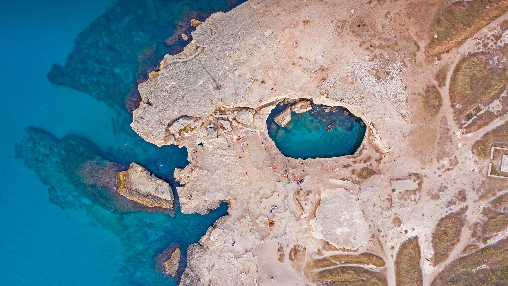 鸟瞰罗卡附近的Grotta della Poesia，意大利莱切 (© Amazing Aerial Agency/Offset by Shutterstock)(Bing China)
