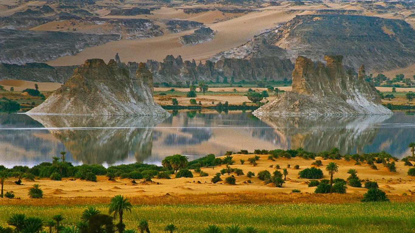 Ounianga Serir Lakes in northern Chad (© George Steinmetz/Corbis)(Bing Canada)