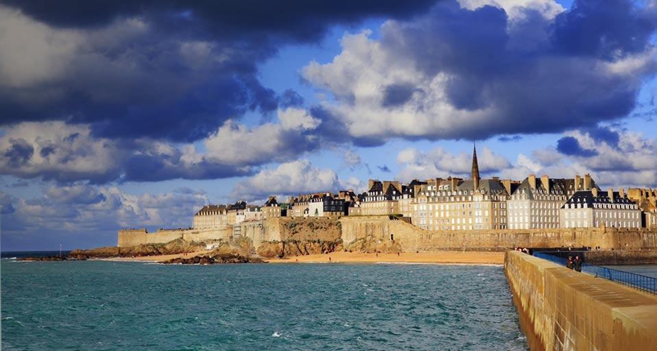Vue sur la Ville close de Saint-Malo, Île-et-Vilaine, Bretagne (© Riccardo Spila/SIME/4Corners) &copy; (Bing France)