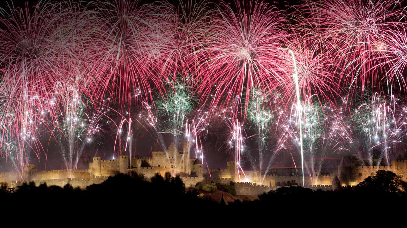Feu d’artifice du 14 Juillet au-dessus de la ville de Carcassonne, Aude, Languedoc-Roussillon (© Martin Castellan/Alamy)(Bing France)