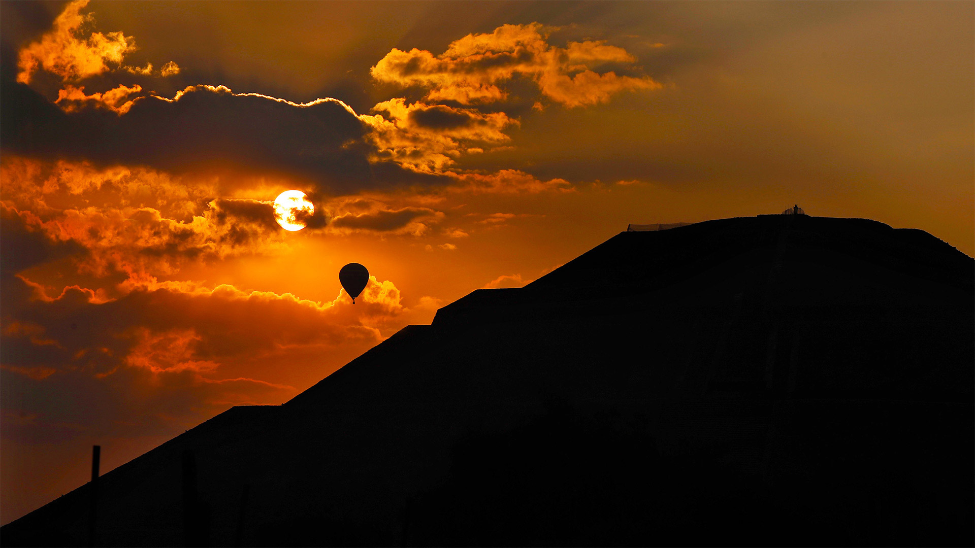 A balloon flies over the Pyramid of the Sun at sunrise in Teotihuacan, Mexico (© Marco Ugarte/AP Photo)(Bing Canada)