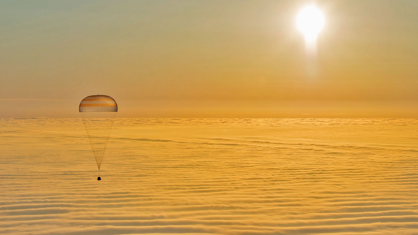 联盟号航天器下降模块返回地球 (© Bill Ingalls/NASA)(Bing China)