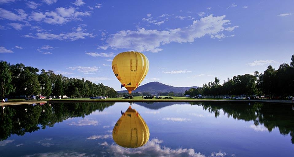 Hot-air balloon, Canberra festival, Australia (© David Messent/Photolibrary/Getty Images) &copy; (Bing Australia)