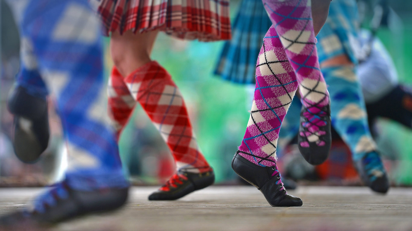 布雷马集会上的舞者们 (© Jeff J Mitchell/Getty Images)(Bing China)