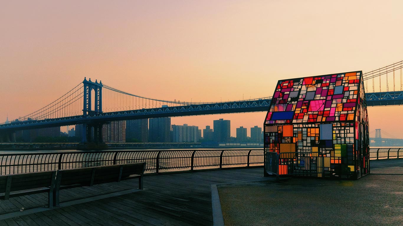 ‘Kolonihavehus, 2010’ by Tom Fruin, in Brooklyn Bridge Park, Brooklyn, New York (© Daniel Haug/Getty Images)(Bing Canada)