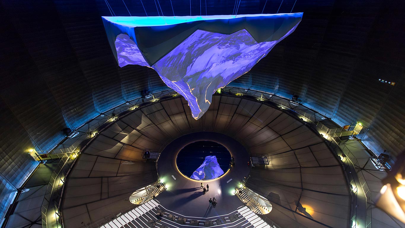 Die Ausstellung „Der Berg ruft“ im Gasometer Oberhausen, Nordrhein-Westfalen, Deutschland (© Jochen Tack/Alamy Stock Photo)(Bing Deutschland)