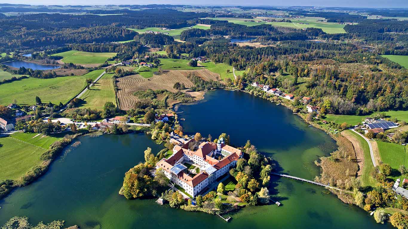 Kloster Seeon, Chiemgau, Bayern, Deutschland (© Florian Werner/Look/Age Fotostock)(Bing Deutschland)