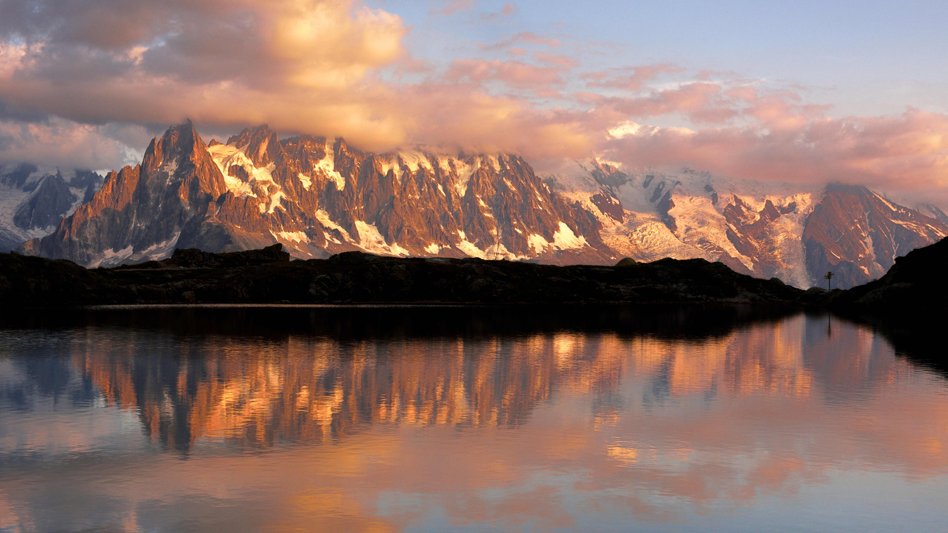 倒映在湖中的勃朗峰山脉，法国霞慕尼市 (© Stefan Huwiler/Alamy)(Bing China)