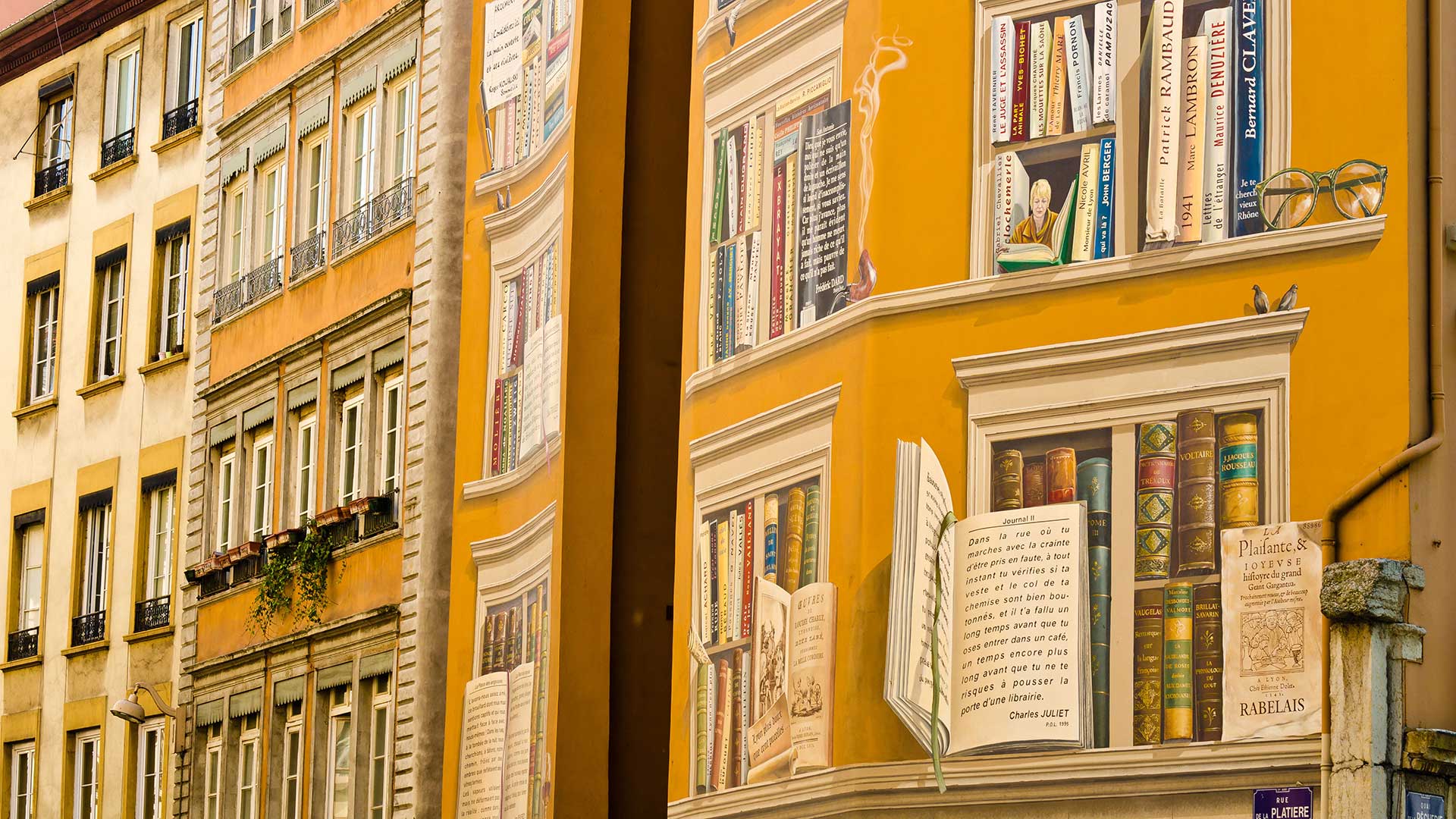 Fresque "La bibliothèque de la cité" située dans le centre-ville de Lyon  (© Russ Bishop/Alamy Stock Photo)(Bing France)