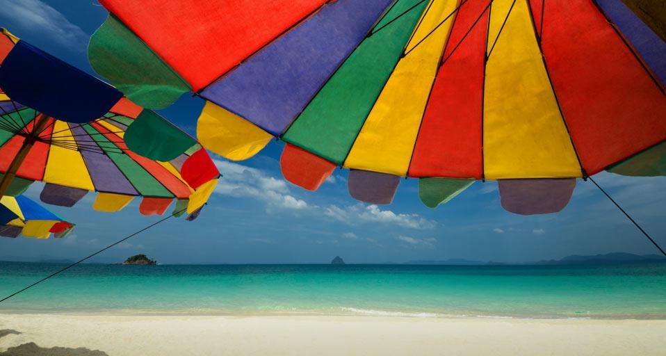 泰国南部海滩上的遮阳伞 (© Ocean/Corbis) &copy; (Bing China)