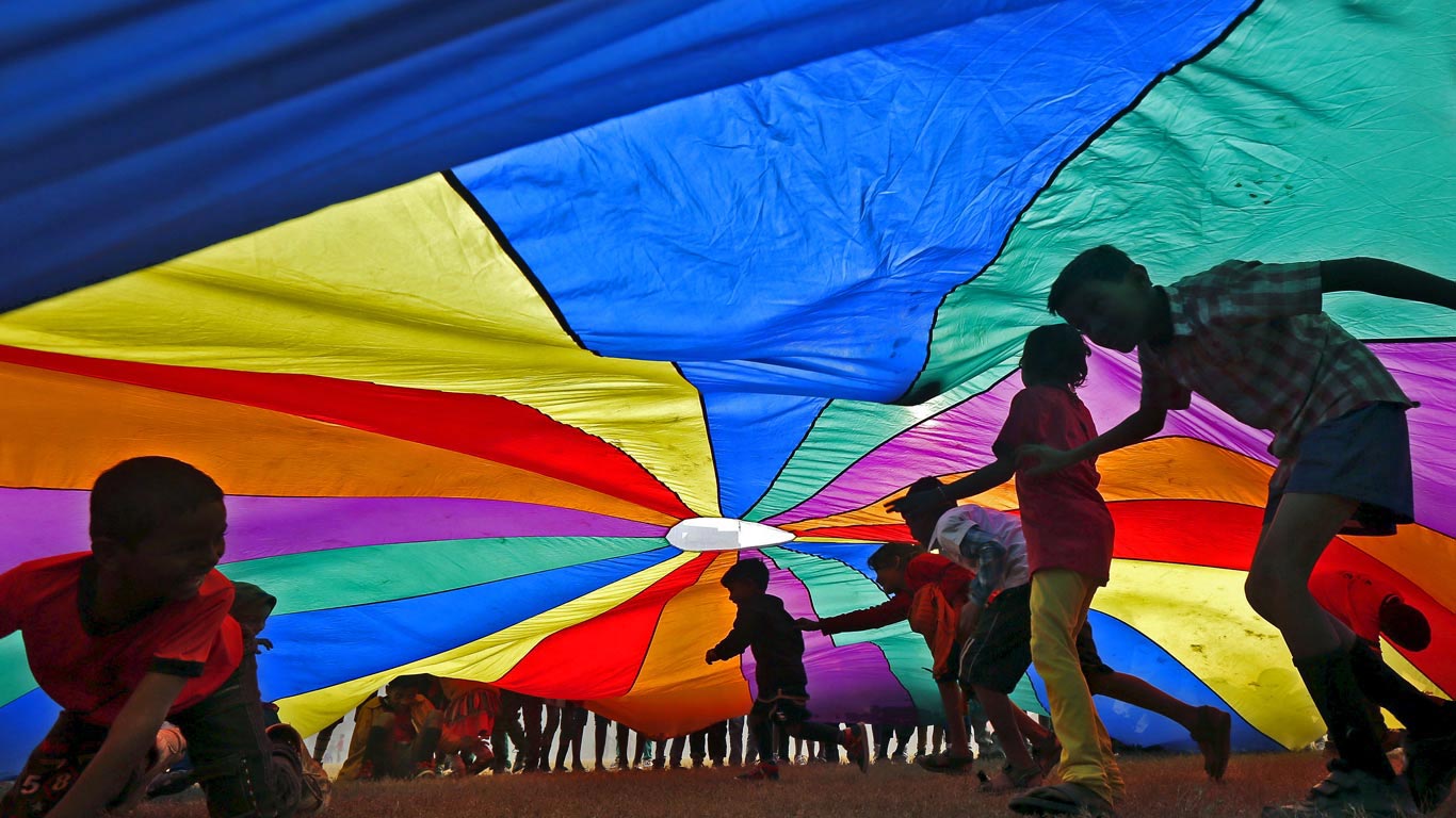 【今日国际友谊日】在降落伞下玩耍的孩子们，印度加尔各答 (© Rupak De Chowdhuri/Reuters)(Bing China)