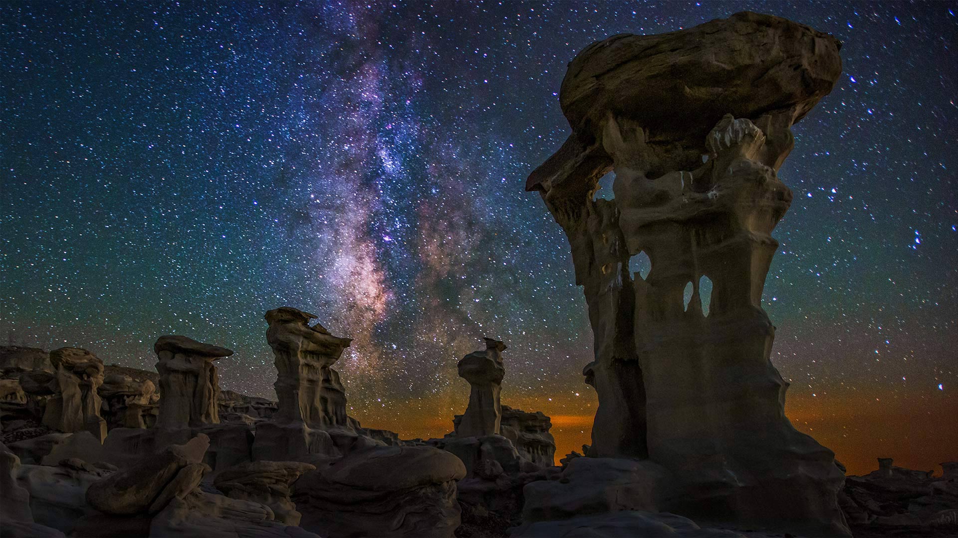 Bisti/De-Na-Zin Wilderness上空的银河，美国新墨西哥州 (© Cory Marshall/Tandem Stills + Motion)(Bing China)