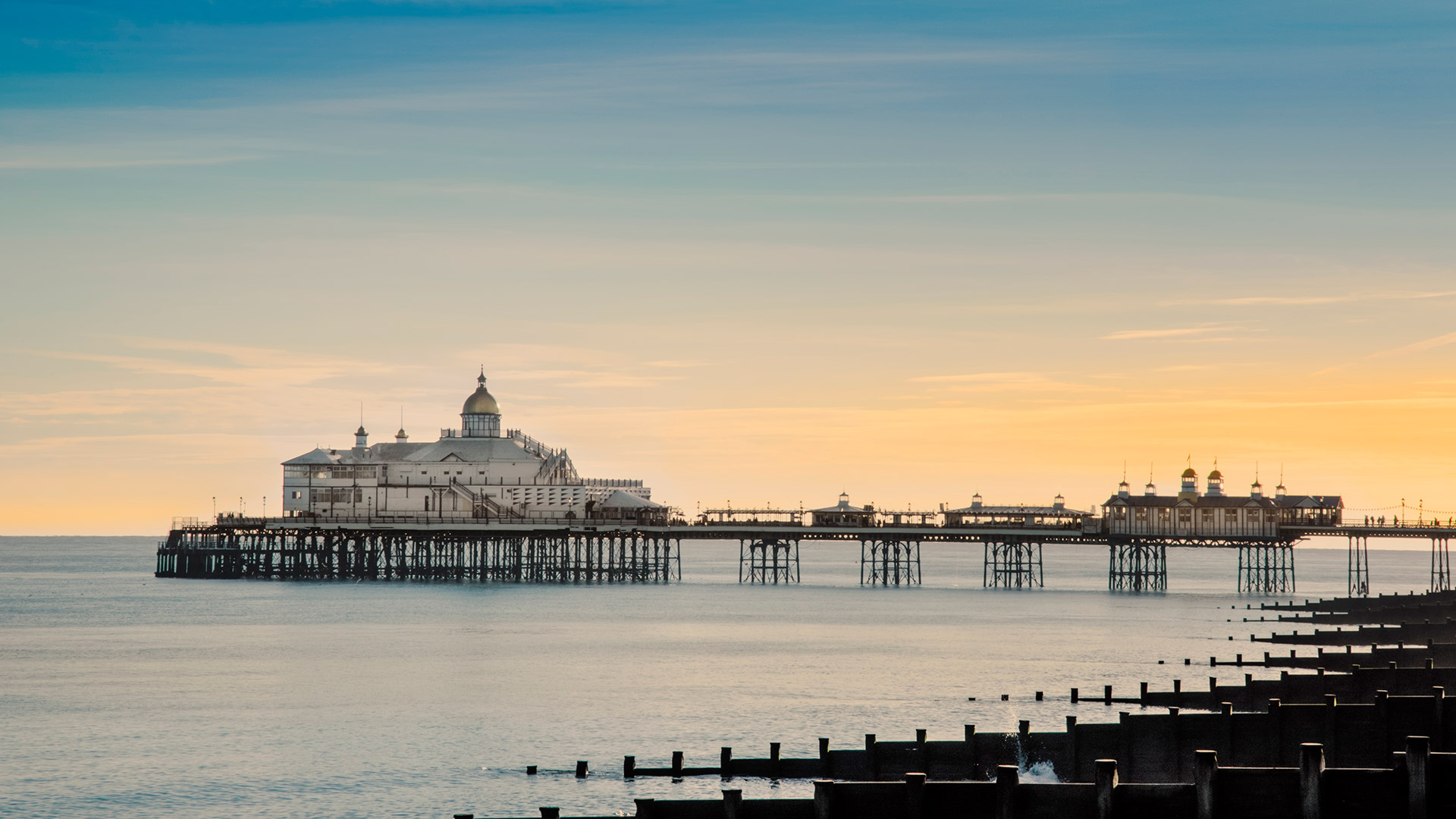 View along the beach to Eastbourne Pier, Eastbourne, East Sussex. (© Robert Harding World Imagery/Offset by Shutterstock)(Bing United Kingdom)