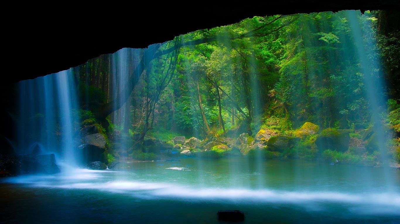 ｢鍋ケ滝｣熊本, 小国町 (© Junya Hasegawa Photography/Flickr/Getty Images)(Bing Japan)