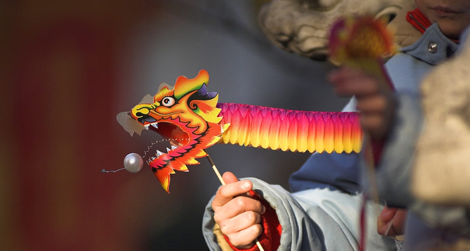 在伦敦庆祝中国新年的小朋友手中拿着纸龙 -- Grant Pritchard/Britain on View/Photolibrary &copy; (Bing China)