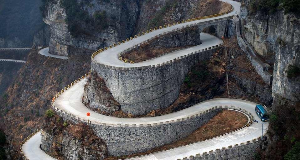湖南省张家界天门山，一辆汽车驶下通天大道 (© Tom Horton/Getty Images) &copy; (Bing China)
