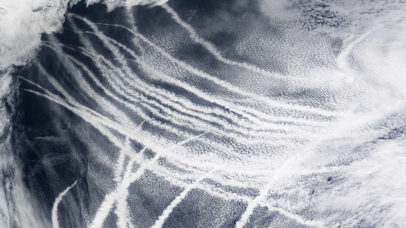 太平洋上空纵横交错的船舶轨迹 (© NASA)(Bing China)
