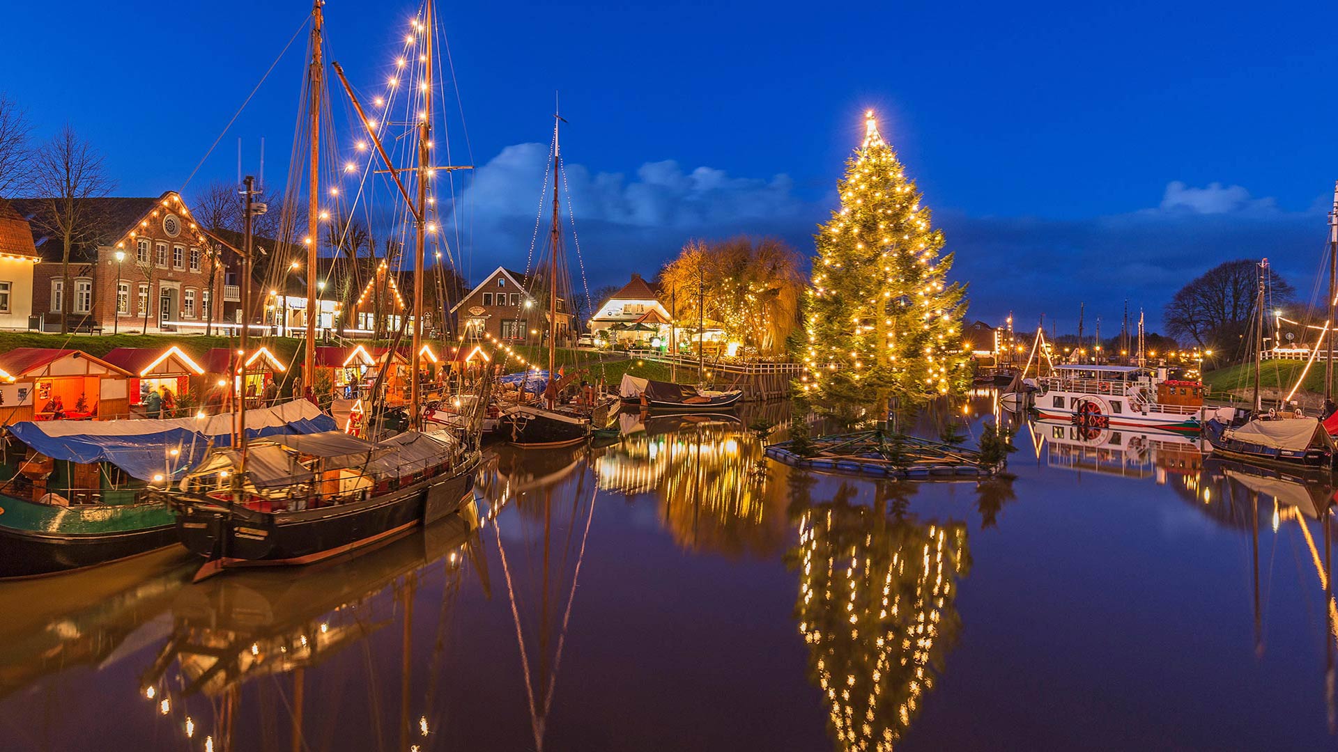 Schwimmender Weihnachtsbaum im Museumshafen Carolinensiel, Niedersachsen (© Manfred Habel/mauritius images GmbH/Alamy Stock Photo)(Bing Deutschland)