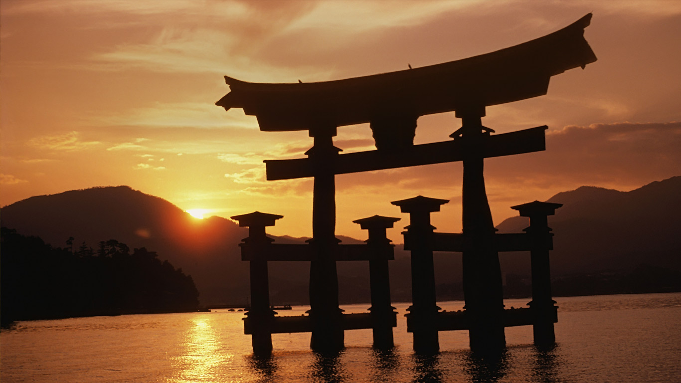｢厳島神社の日の出｣広島, 宮島 (© Rita Ariyoshi/Panorama Stock)(Bing Japan)