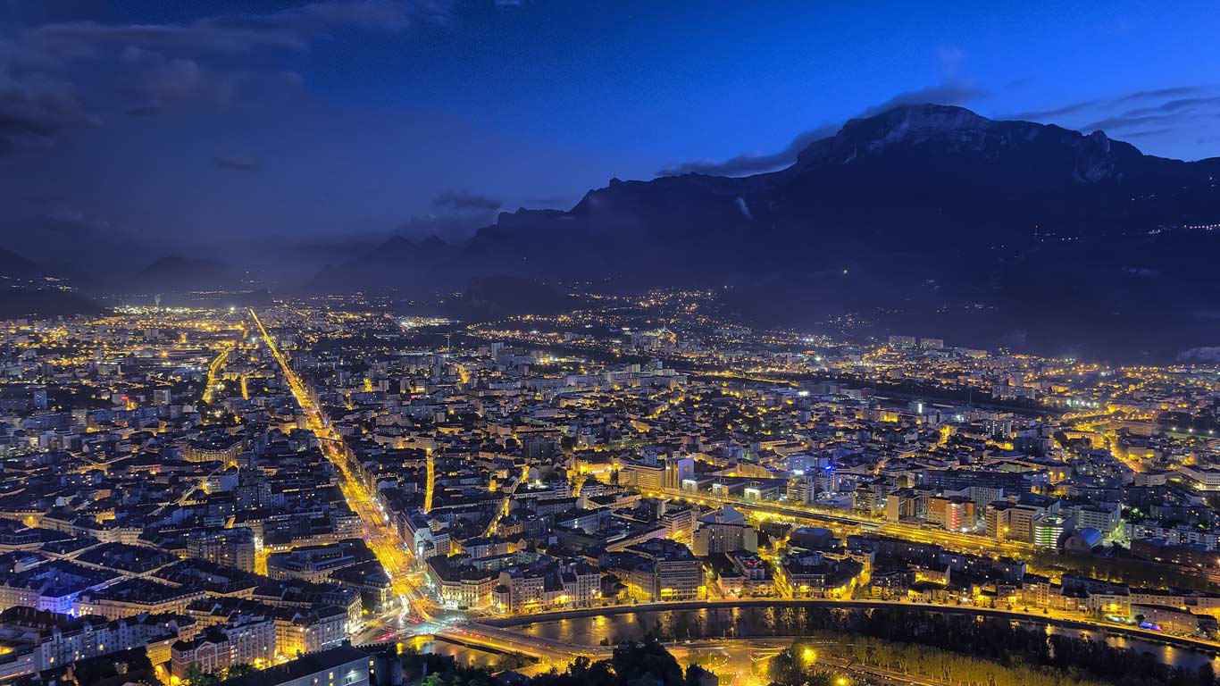 Grenoble et le massif du Vercors la nuit, Isère, Rhône-Alpes (© J.Quetin/Getty Images)(Bing France)