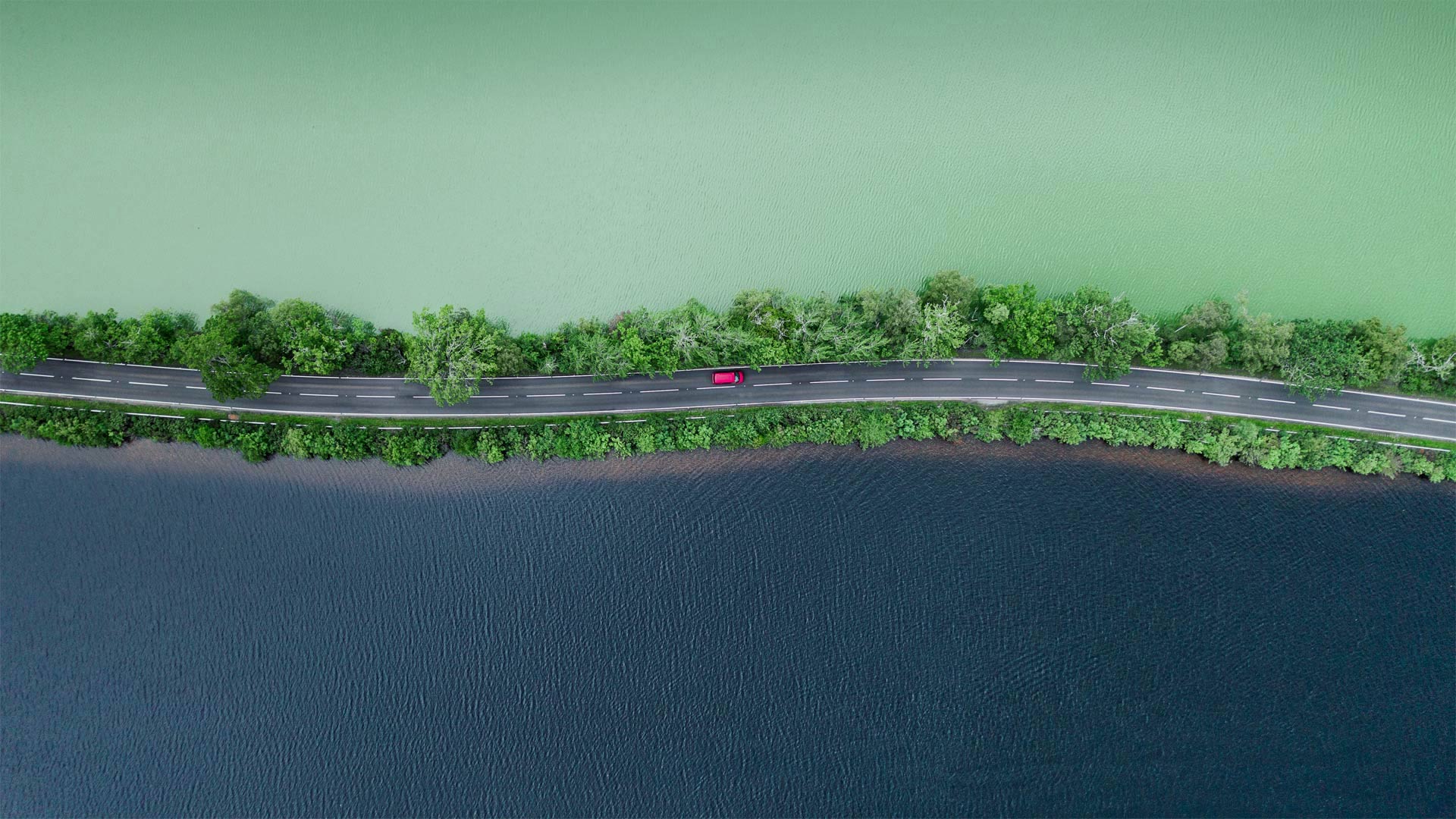 分隔两个湖泊的公路，苏格兰高地 (© Abstract Aerial Art/Getty Images)(Bing China)