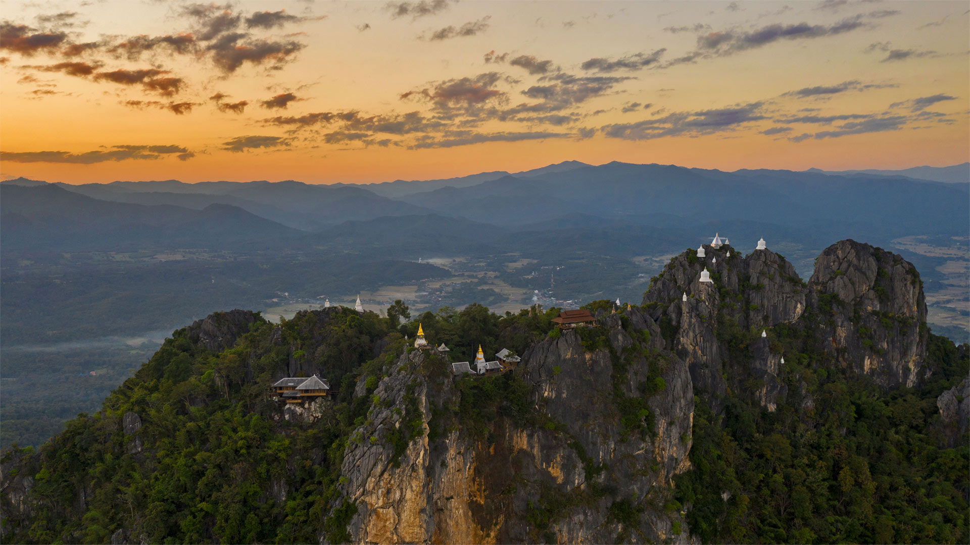 Wat Chaloem Phra Kiat Phrachomklao Rachanusorn的浮庙，泰国南邦 (© pa_YON/Getty Images)(Bing China)