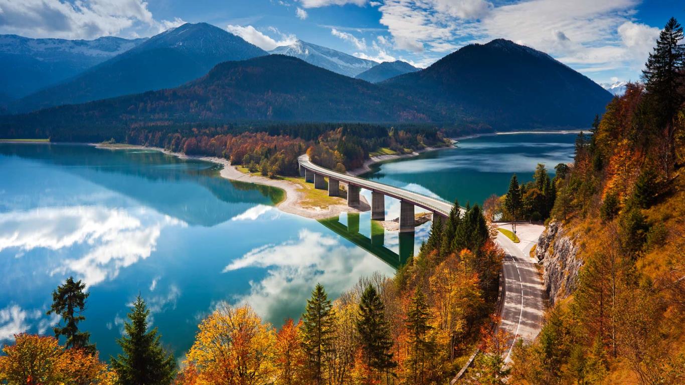 Bridge over Sylvenstein Lake in Upper Bavaria, Germany (© Gavin Hellier/In cooperation with 500px)(Bing Canada)