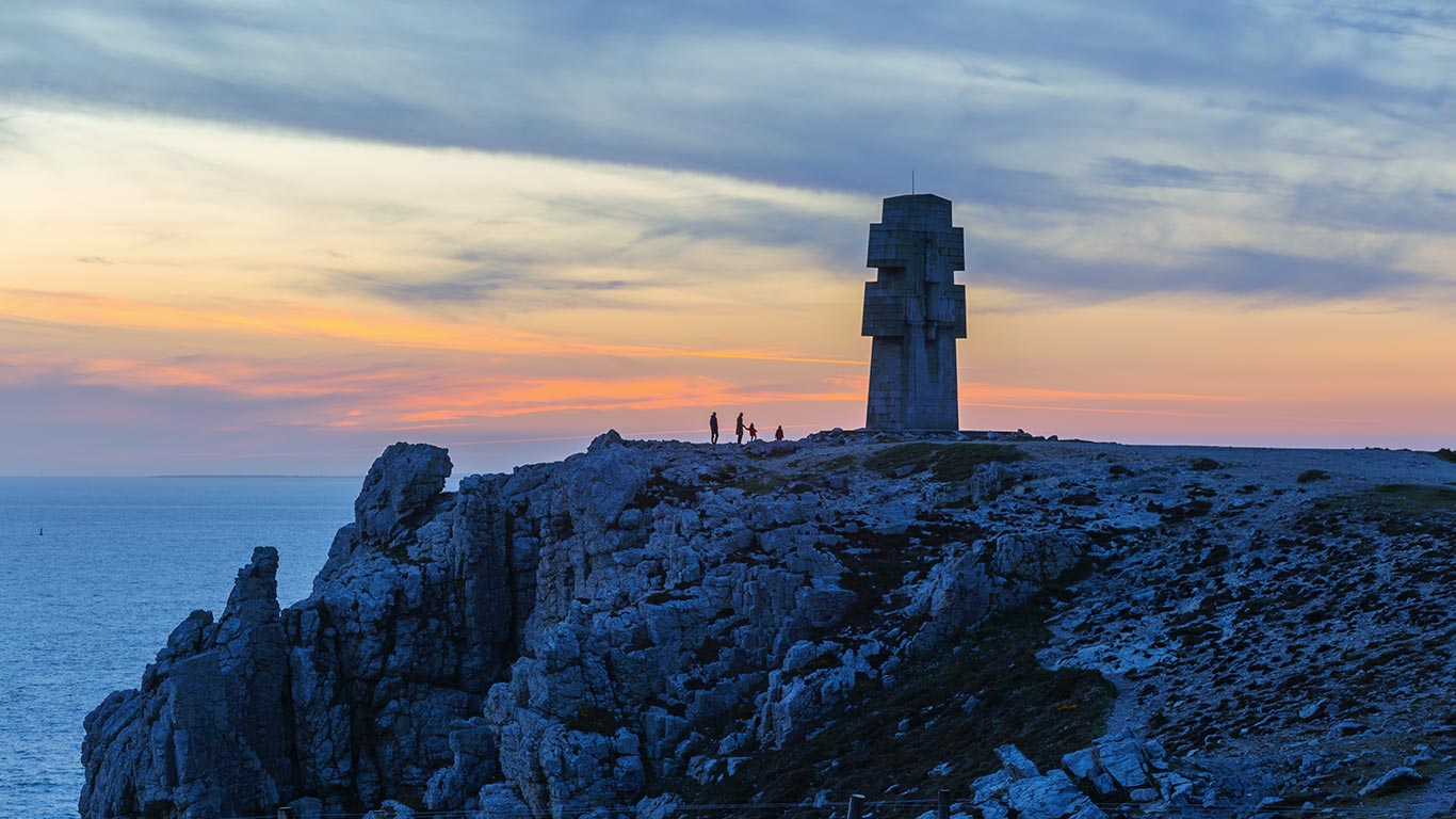 Monument aux Bretons de la France Libre, Pointe de Pen-Hir, Bretagne, France (© Sander Groffen/Shutterstock)(Bing France)