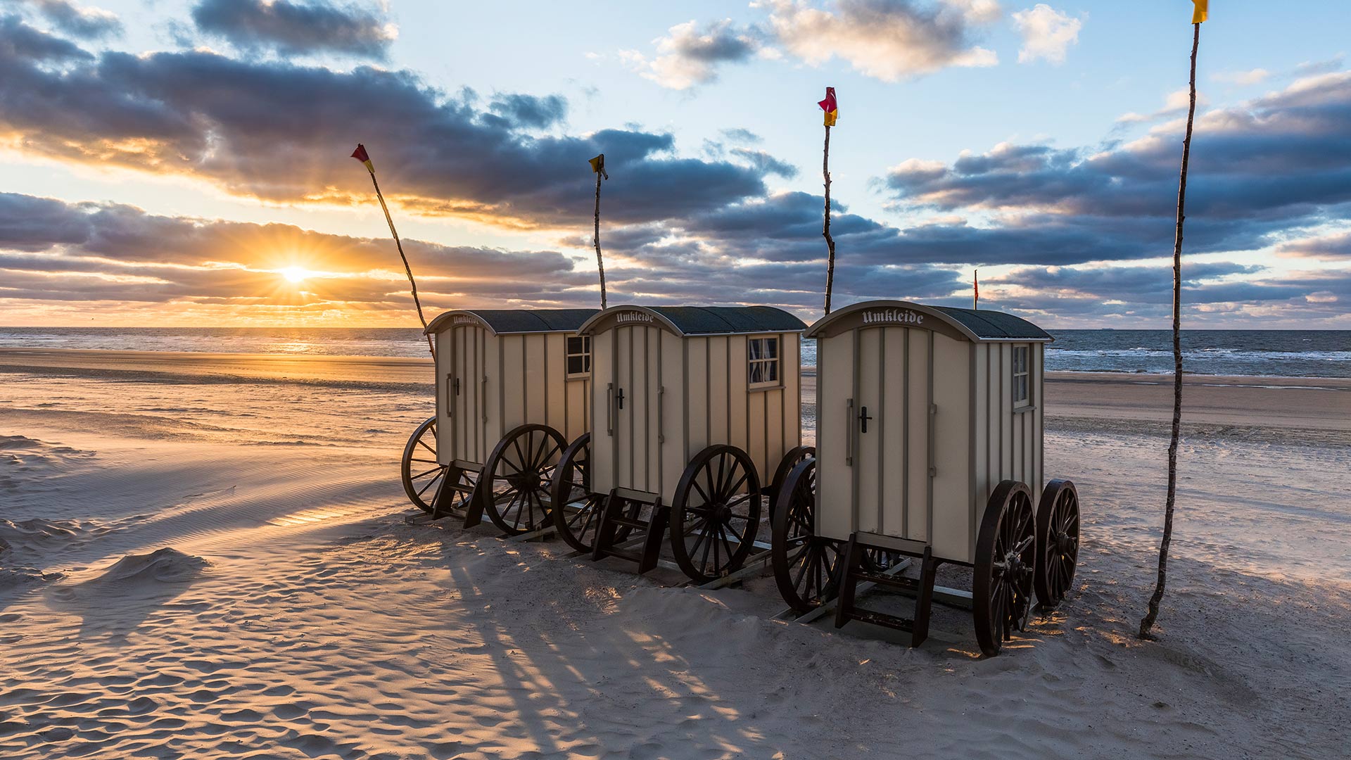 Umkleidewagen am Strand bei Sonnenuntergang auf der Insel Norderney, Ostfriesland, Niedersachsen (© Frank Lukasseck/Huber/eStock Photo)(Bing Deutschland)