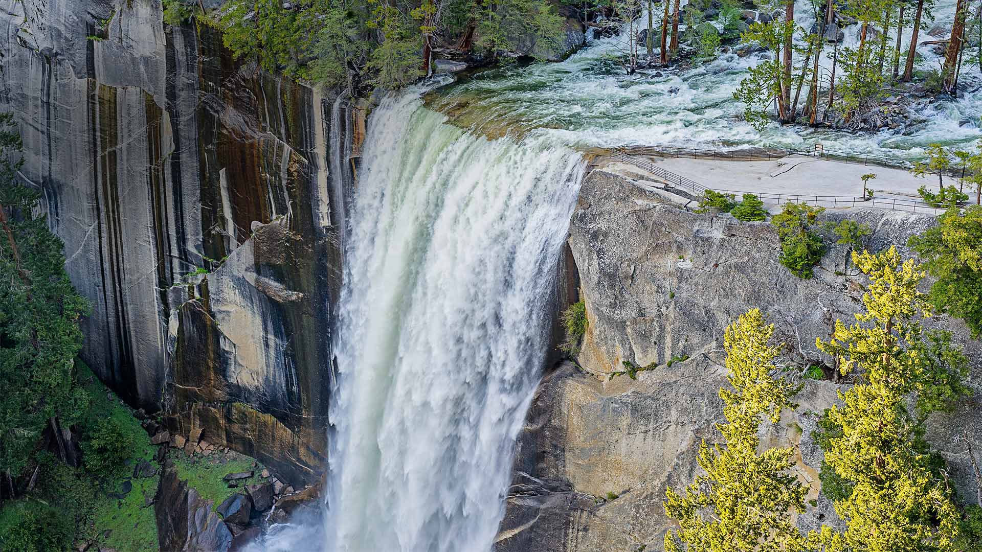 优胜美地国家公园中的春季瀑布 (© elvistudio/Shutterstock)(Bing China)