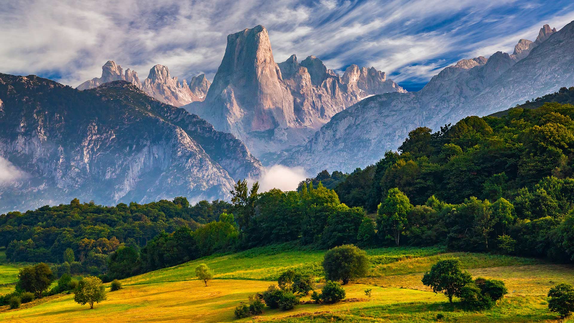 欧罗巴山国家公园中的Naranjo de Bulnes峰，西班牙阿斯图里亚斯  (© Anton Petrus/Getty Images)(Bing China)