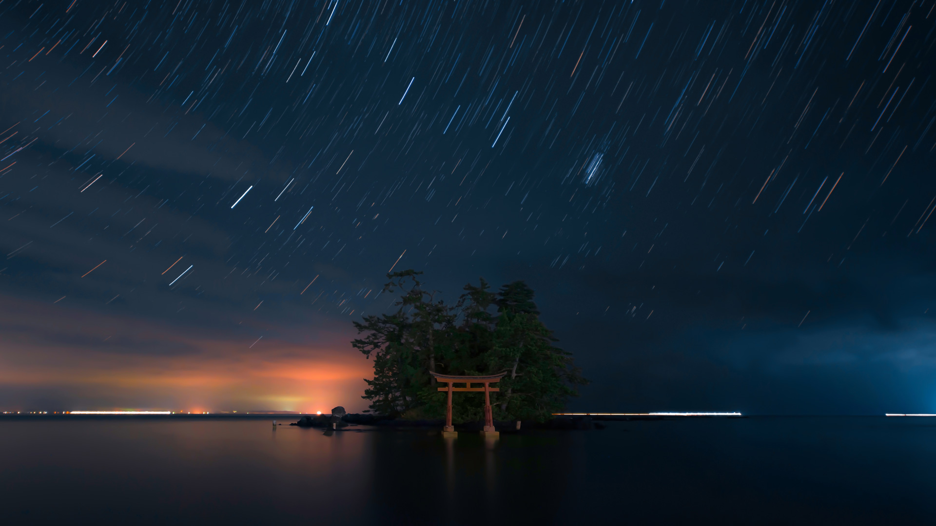 ｢恋路海岸の弁天島｣石川県, 能登町 (© Lucia Terui/Getty Images)(Bing Japan)