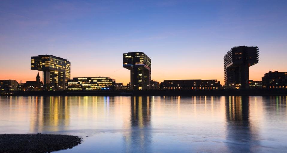 Erleuchtete Kranhäuser am Rhein bei Sonnenuntergang, Köln, Nordrhein-Westfalen (© Frank Lukasseck/Corbis) &copy; (Bing Germany)