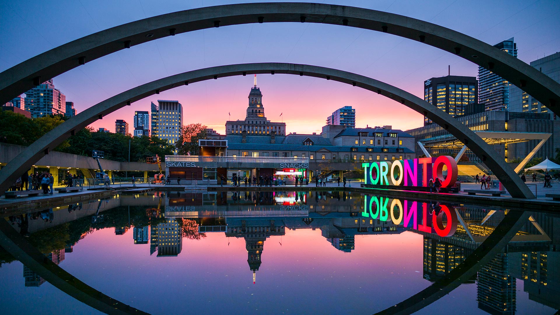 Toronto sign in Nathan Phillips Square by the City Hall, Toronto (© Jon Arnold/Danita Delimont)(Bing Canada)