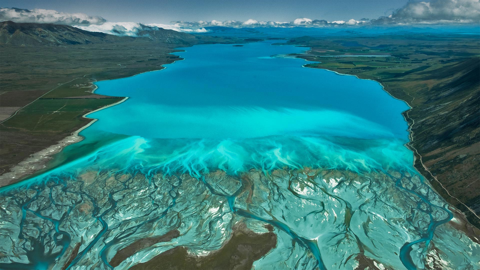 以新西兰南岛奥拉基/库克山国家公园为背景的特卡波湖 (© Sophie Dover/Getty Images)(Bing China)