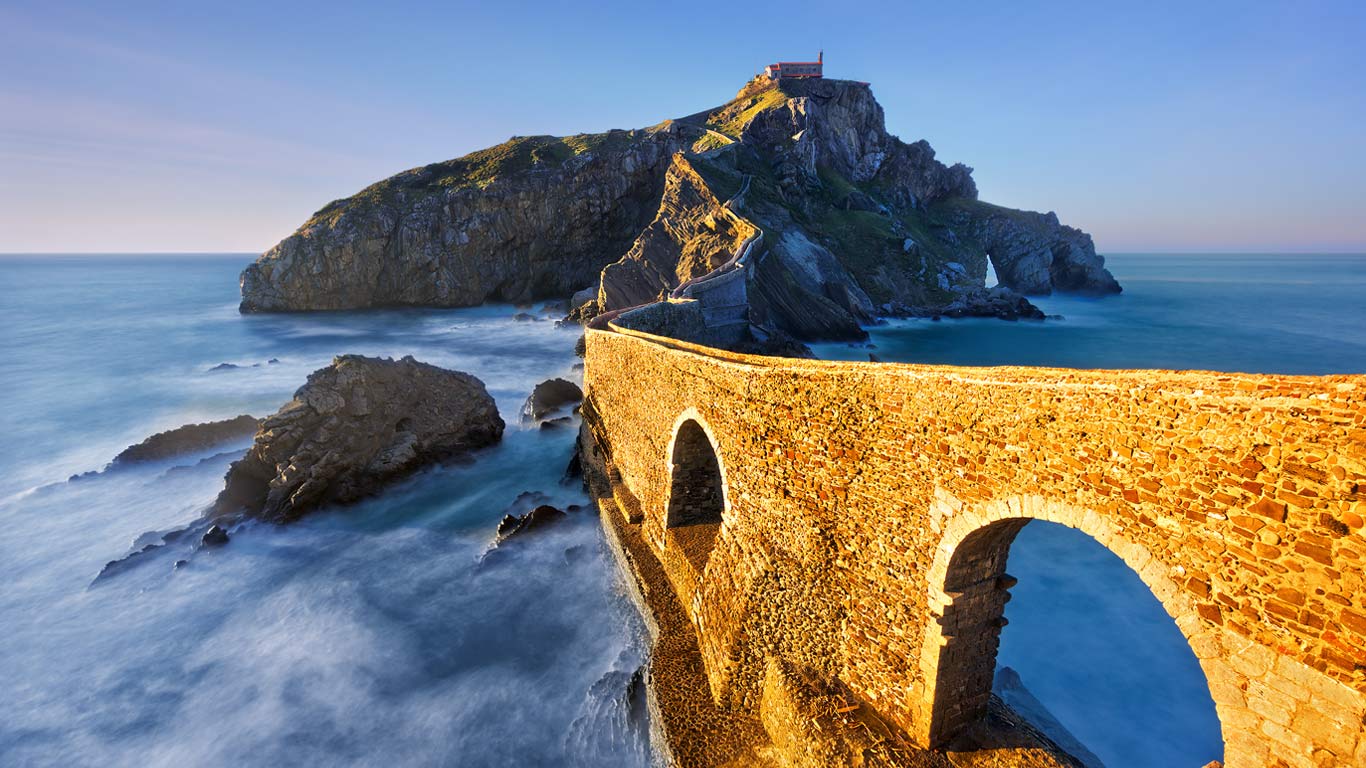 西班牙，巴斯克自治区，贝尔梅奥，圣胡安Gaztelugatxe (© Mimadeo/Shutterstock)(Bing China)
