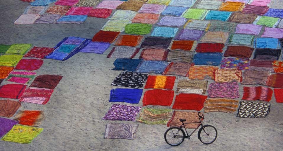 在阳光下晾晒的印度纱丽 (© Grant Faint/Getty Images) &copy; (Bing China)
