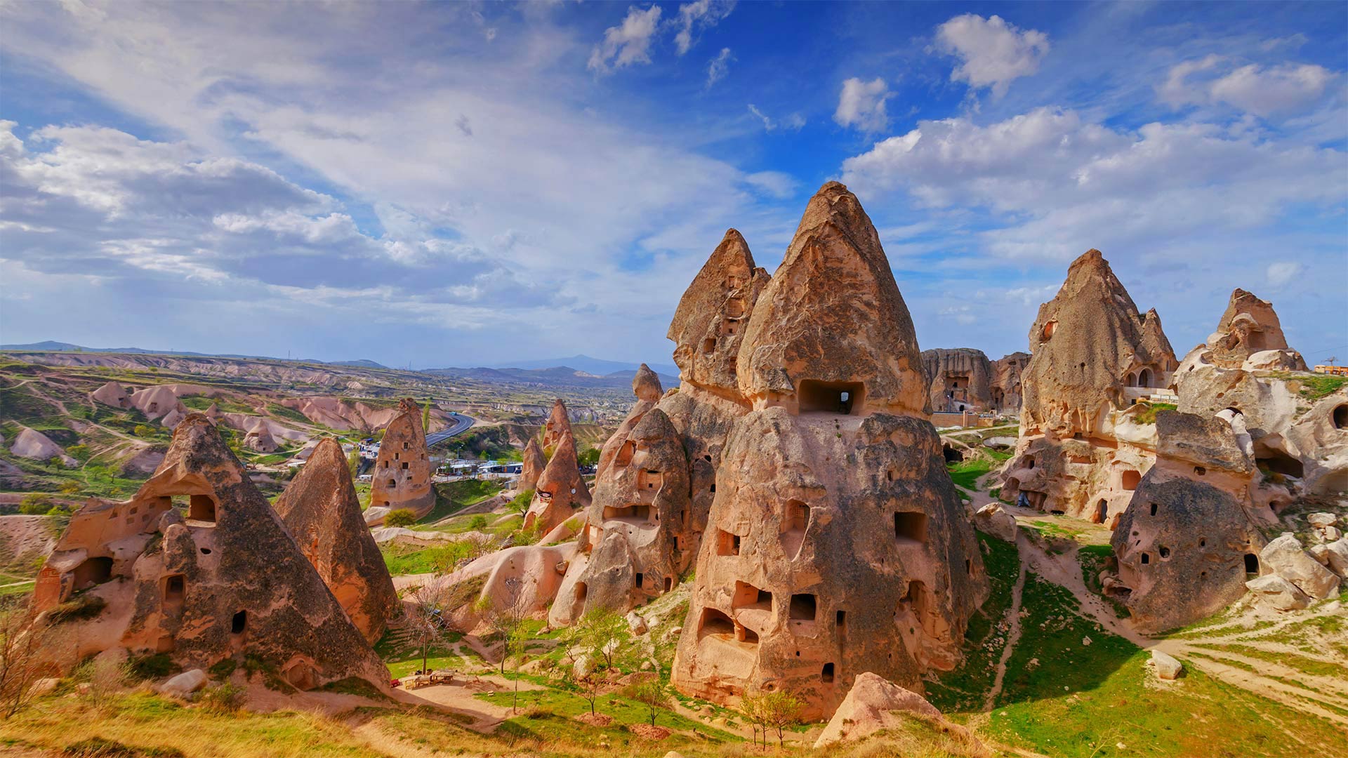 “精灵烟囟”和窑洞，土耳其卡帕多西亚 (© Ivan Kmit/Alamy)(Bing China)