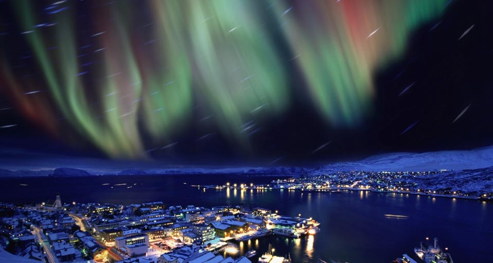 挪威天空闪现美丽的极光 -- Per-Andre Hoffman/Aurora Photos &copy; (Bing China)
