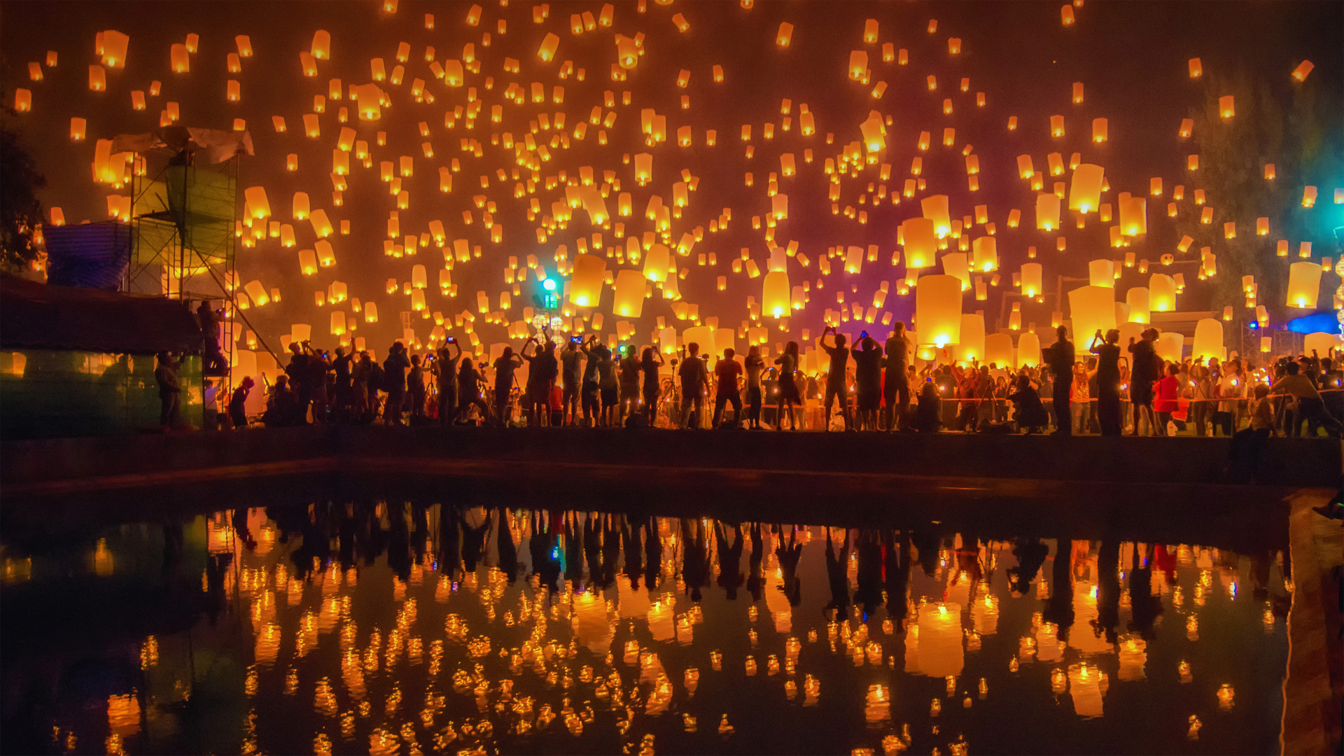 清迈易鹏节升起的天灯，泰国 (© Suttipong Sutiratanachai/Getty Images)(Bing China)