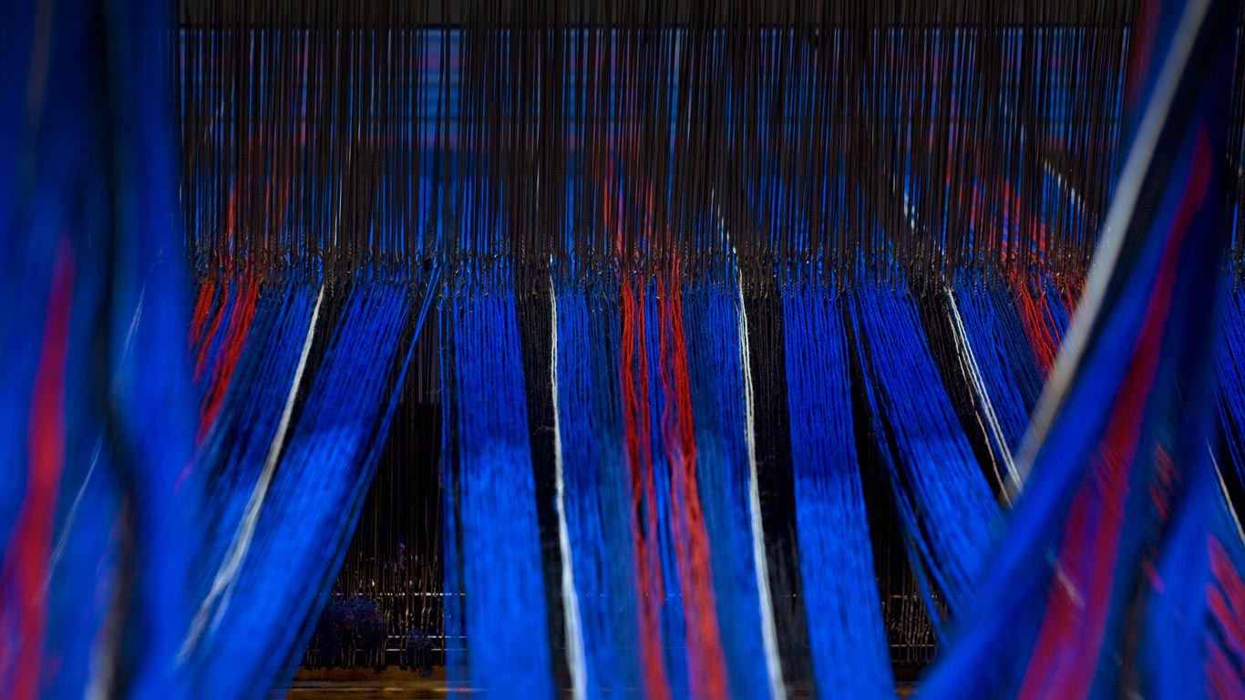 织布机上的花呢格纹布，苏格兰爱丁堡 (© AA World Travel Library/Alamy)(Bing China)