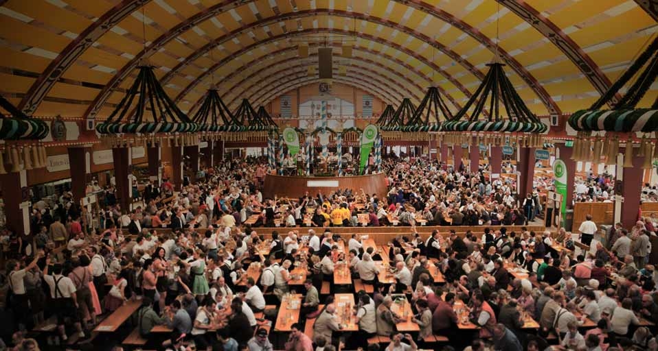 Ein volles Bierzelt nach der Eröffnung des Oktoberfests in München (© Steven Vidler/Eurasia Press/Corbis) &copy; (Bing Germany)