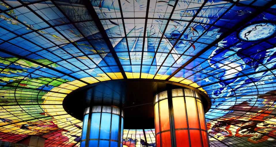 地铁终端的玻璃彩绘天花板 (© Dan Hallman/The Image Bank/Getty Images) &copy; (Bing China)